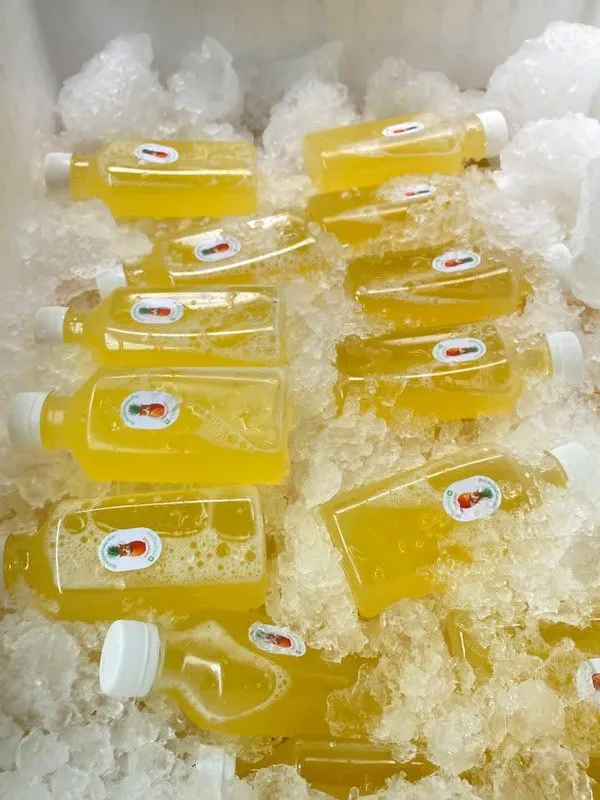 ขวดน้ำเสาวรสเย็นเจี๊ยบพร้อมดื่ม / Chilled passion fruit juice bottle