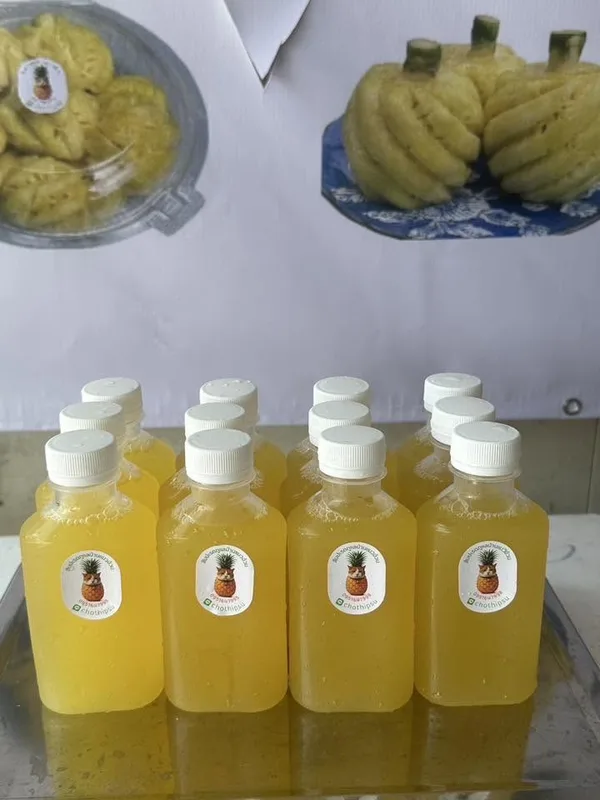 สับปะรดสดเตรียมปอก